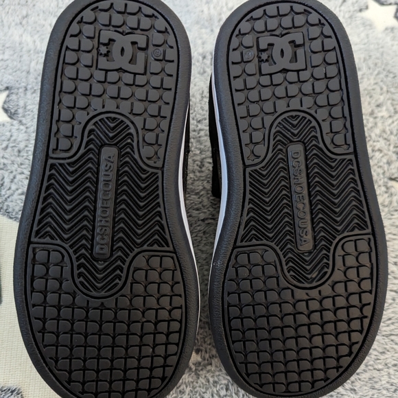 Brand New Camo DC Shoes! [Kids size 11] - Picture 3 of 4